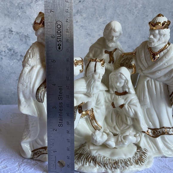 Christmas Nativity Scene Lamp - Picture 15 of 16